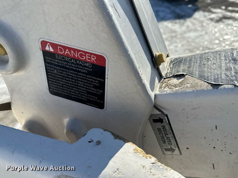 image for item LH9448 2007 GMC C5500 bucket truck