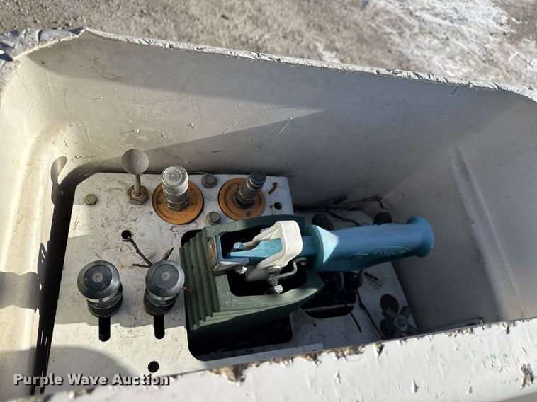 image for item LH9448 2007 GMC C5500 bucket truck