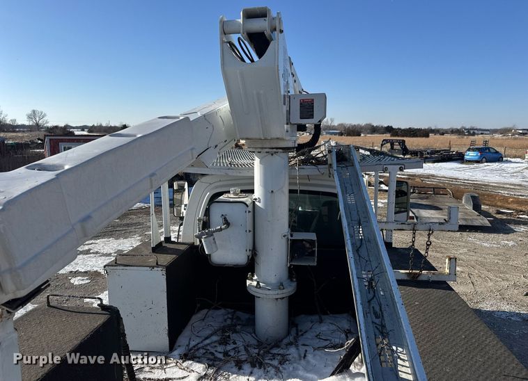 image for item LH9448 2007 GMC C5500 bucket truck