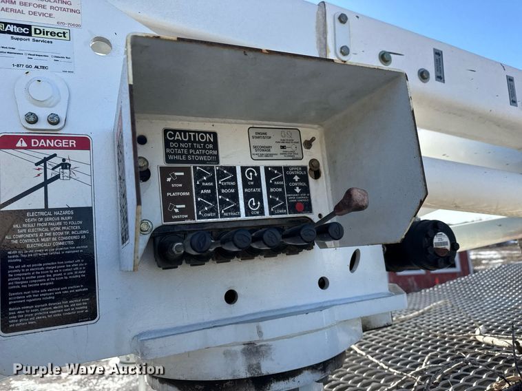 image for item LH9448 2007 GMC C5500 bucket truck