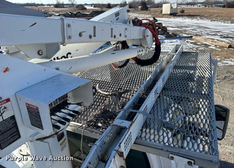 image for item LH9448 2007 GMC C5500 bucket truck