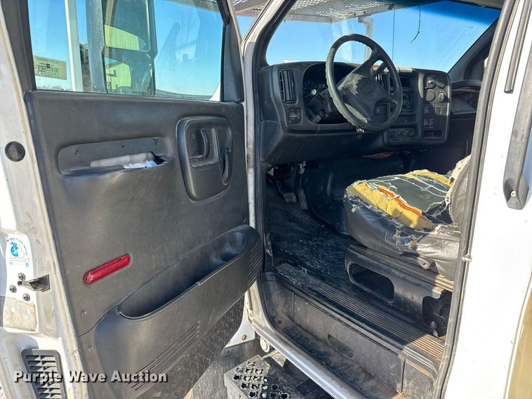 image for item LH9448 2007 GMC C5500 bucket truck