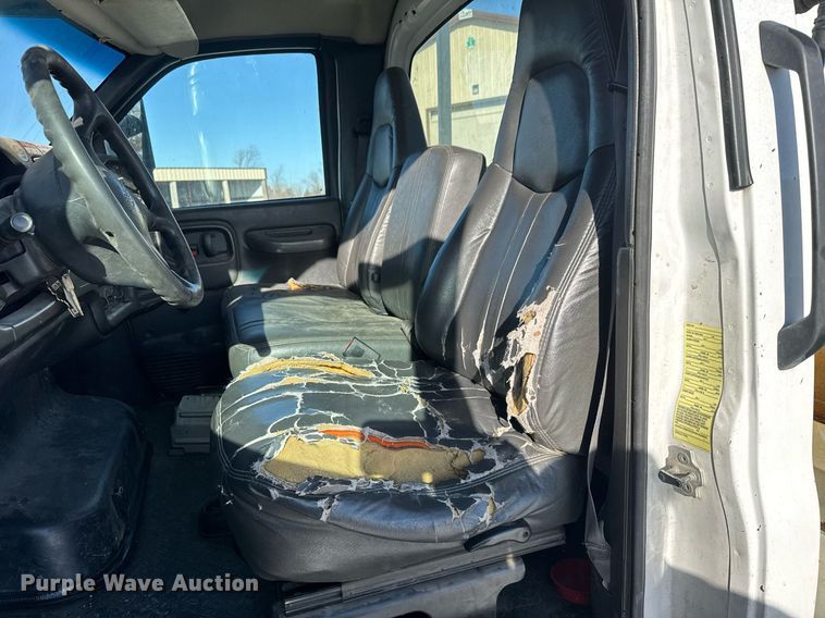 image for item LH9448 2007 GMC C5500 bucket truck