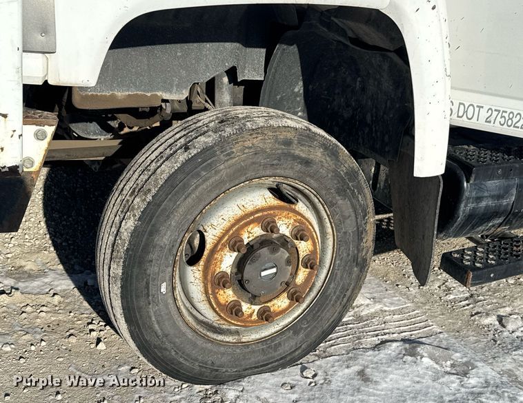 image for item LH9448 2007 GMC C5500 bucket truck