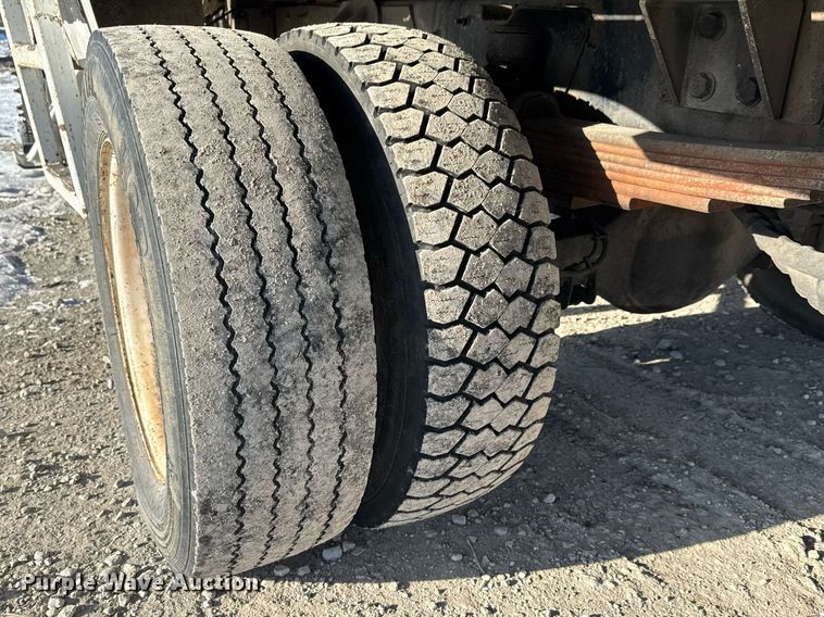 image for item LH9448 2007 GMC C5500 bucket truck