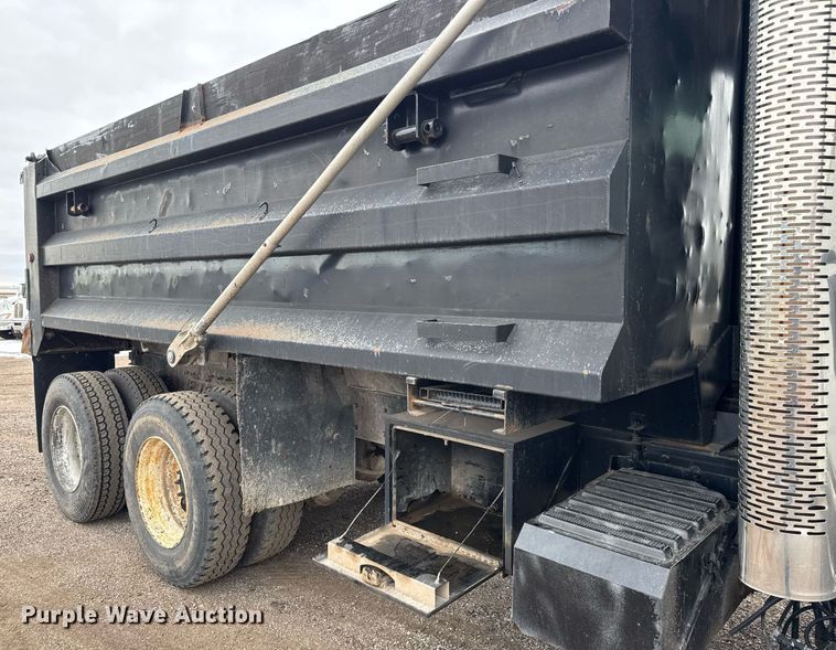 image for item LH9453 2004 International 7500 dump truck