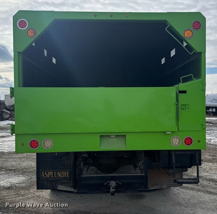 image for item LH9461 2009 GMC C6500 Crew Cab chipper truck