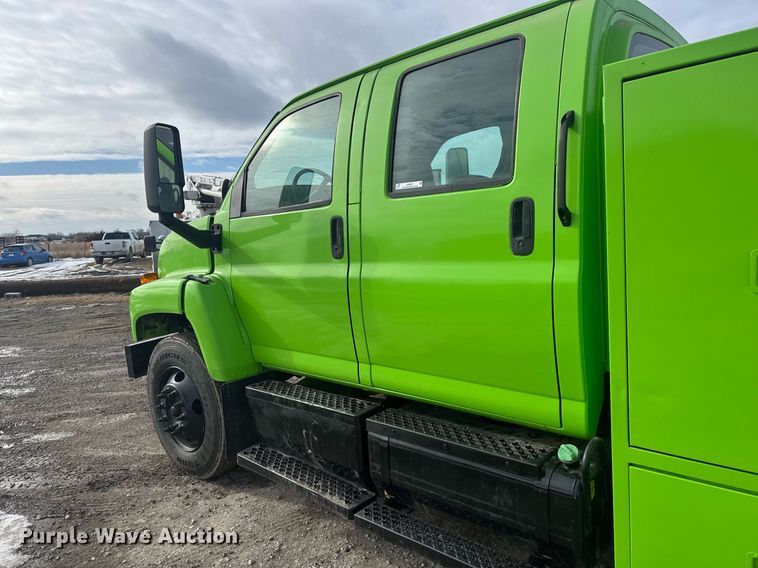 image for item LH9461 2009 GMC C6500 Crew Cab chipper truck