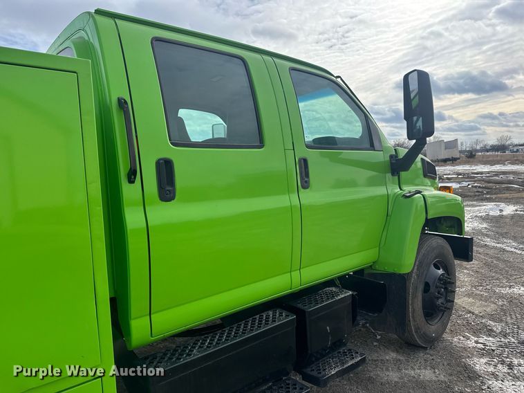 image for item LH9461 2009 GMC C6500 Crew Cab chipper truck