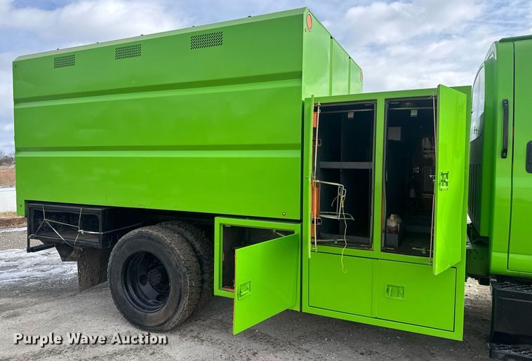image for item LH9461 2009 GMC C6500 Crew Cab chipper truck