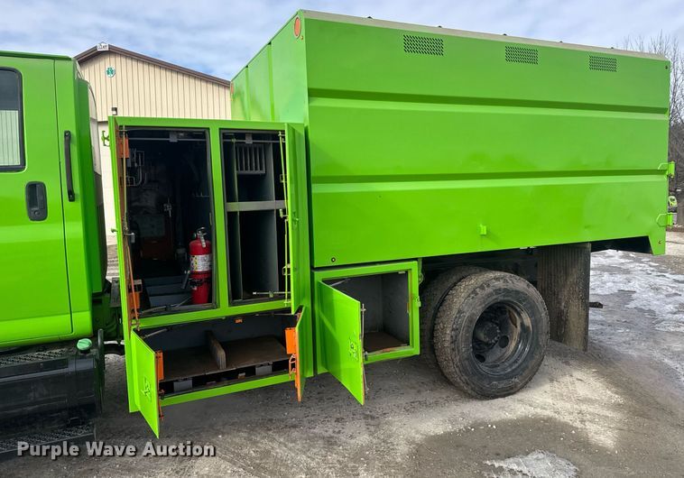 image for item LH9461 2009 GMC C6500 Crew Cab chipper truck