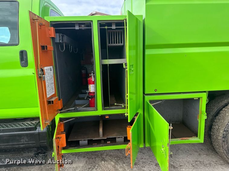 image for item LH9461 2009 GMC C6500 Crew Cab chipper truck