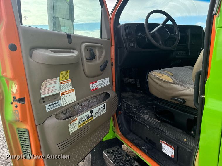 image for item LH9461 2009 GMC C6500 Crew Cab chipper truck