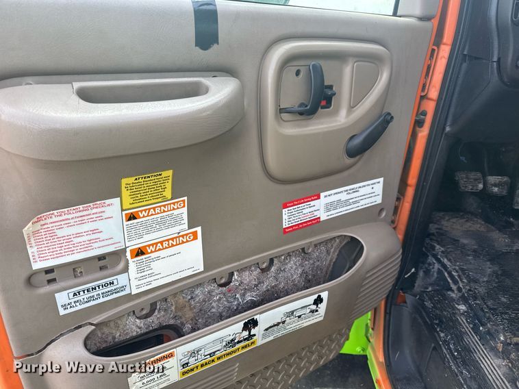 image for item LH9461 2009 GMC C6500 Crew Cab chipper truck