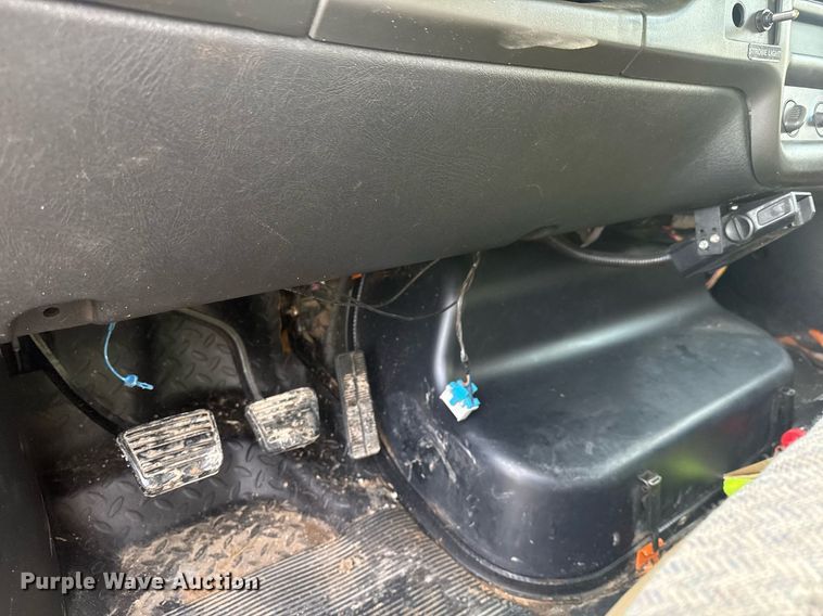 image for item LH9461 2009 GMC C6500 Crew Cab chipper truck