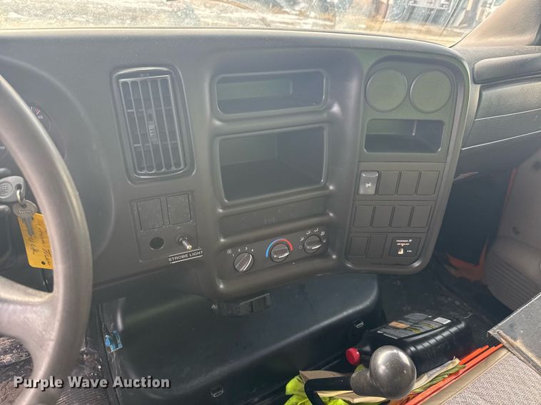 image for item LH9461 2009 GMC C6500 Crew Cab chipper truck