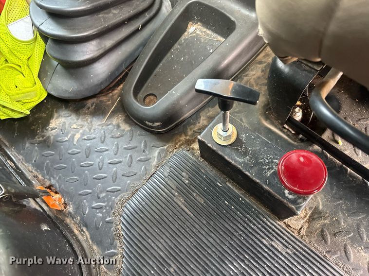 image for item LH9461 2009 GMC C6500 Crew Cab chipper truck