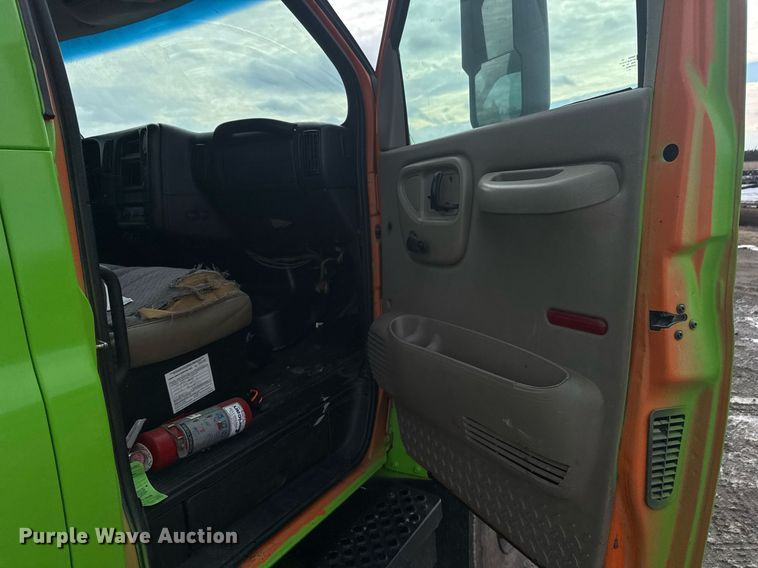 image for item LH9461 2009 GMC C6500 Crew Cab chipper truck