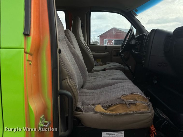 image for item LH9461 2009 GMC C6500 Crew Cab chipper truck