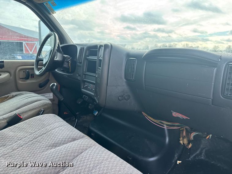 image for item LH9461 2009 GMC C6500 Crew Cab chipper truck