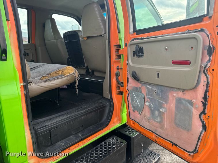 image for item LH9461 2009 GMC C6500 Crew Cab chipper truck