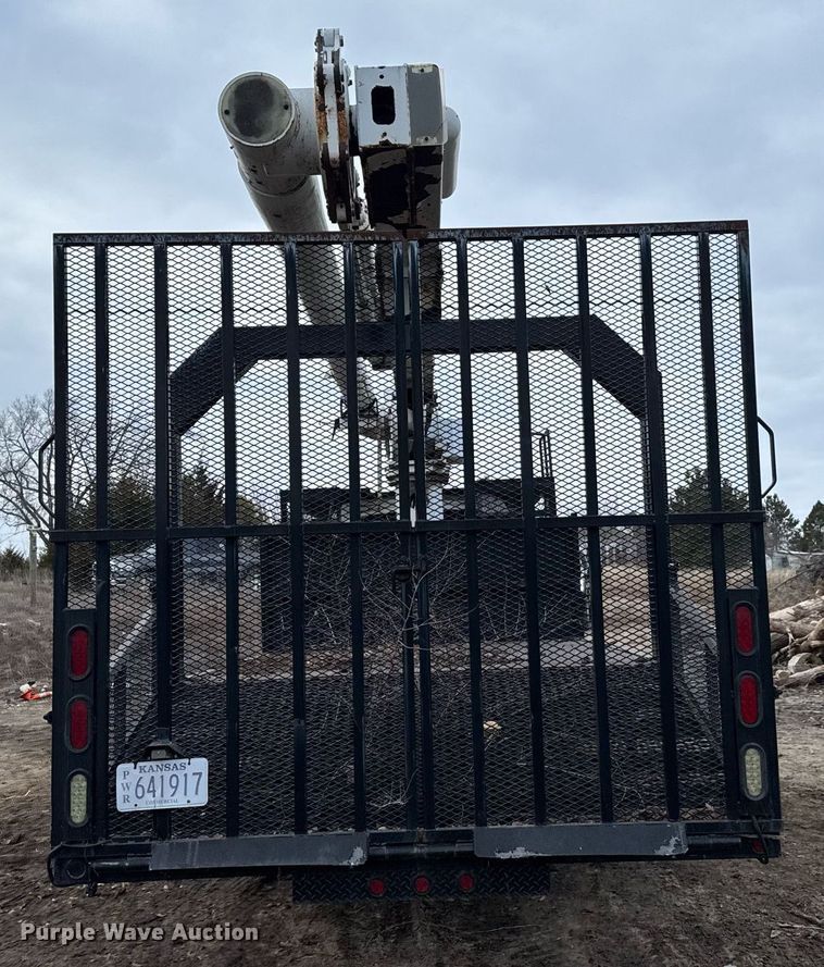 image for item LH9463 2005 GMC C7500 bucket truck