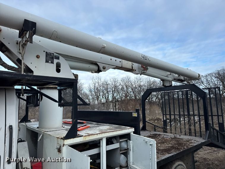 image for item LH9463 2005 GMC C7500 bucket truck