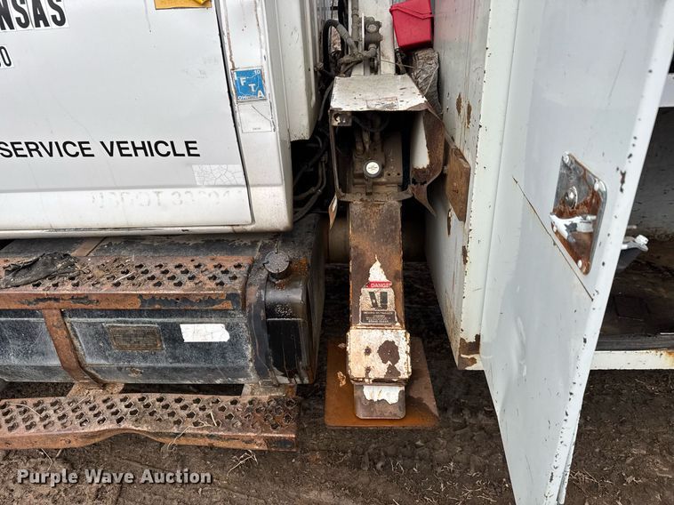 image for item LH9463 2005 GMC C7500 bucket truck