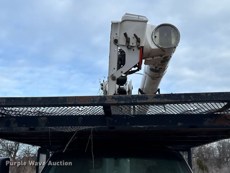image for item LH9463 2005 GMC C7500 bucket truck