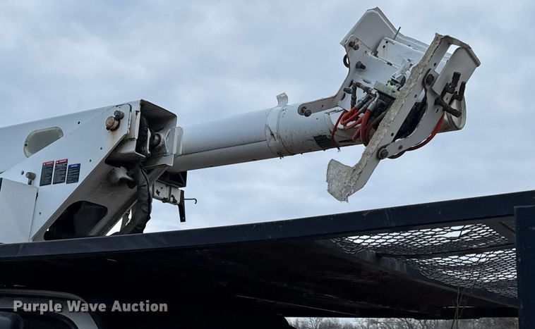 image for item LH9463 2005 GMC C7500 bucket truck