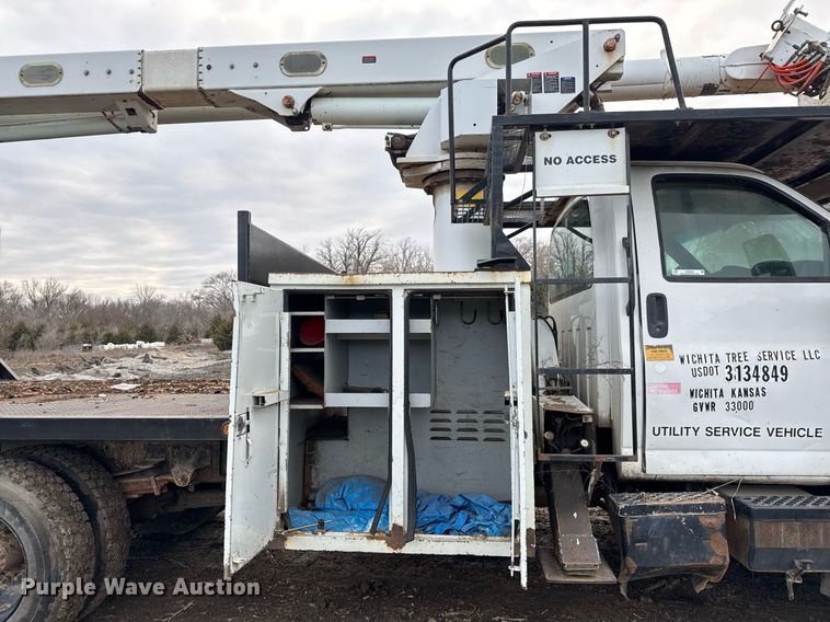 image for item LH9463 2005 GMC C7500 bucket truck