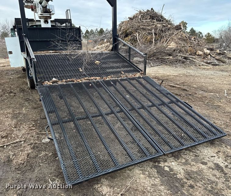 image for item LH9463 2005 GMC C7500 bucket truck