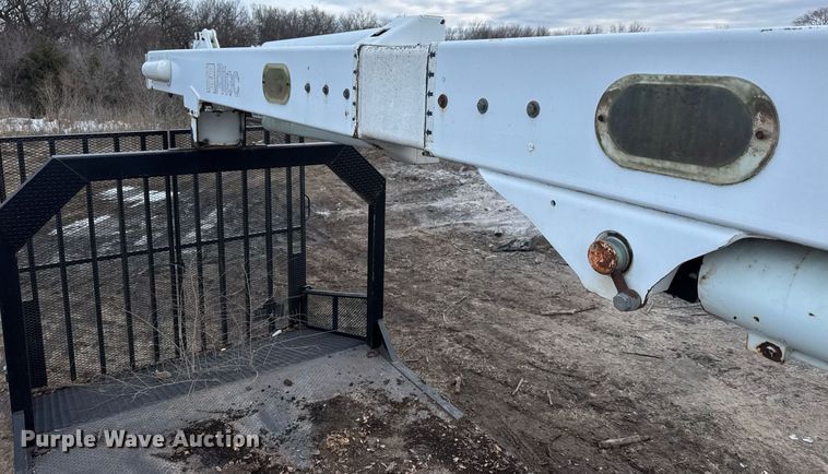 image for item LH9463 2005 GMC C7500 bucket truck