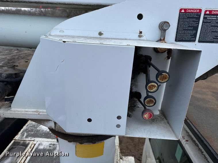 image for item LH9463 2005 GMC C7500 bucket truck