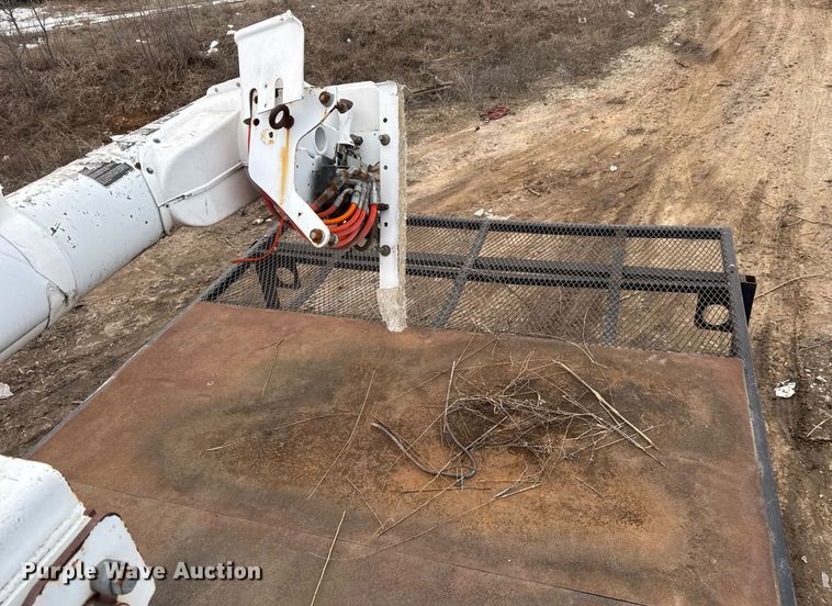 image for item LH9463 2005 GMC C7500 bucket truck