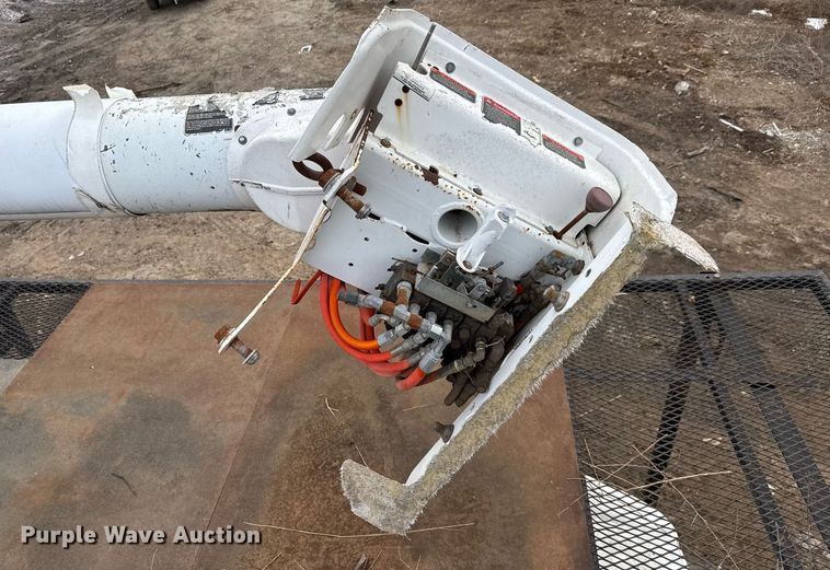 image for item LH9463 2005 GMC C7500 bucket truck