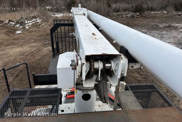 image for item LH9463 2005 GMC C7500 bucket truck