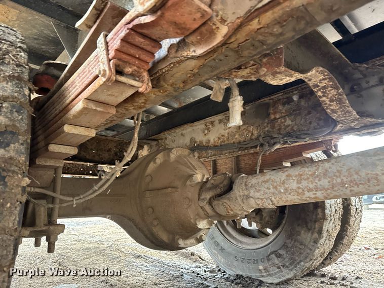 image for item LH9463 2005 GMC C7500 bucket truck