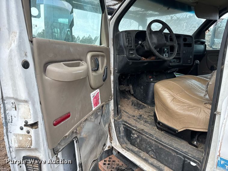 image for item LH9463 2005 GMC C7500 bucket truck