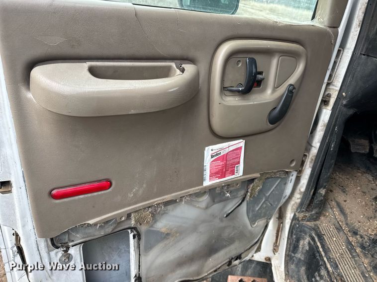 image for item LH9463 2005 GMC C7500 bucket truck