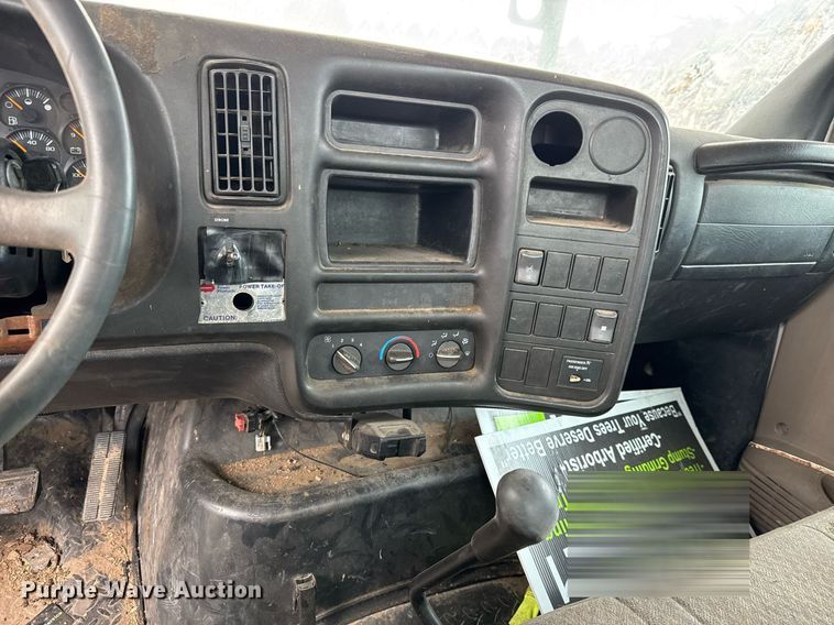 image for item LH9463 2005 GMC C7500 bucket truck