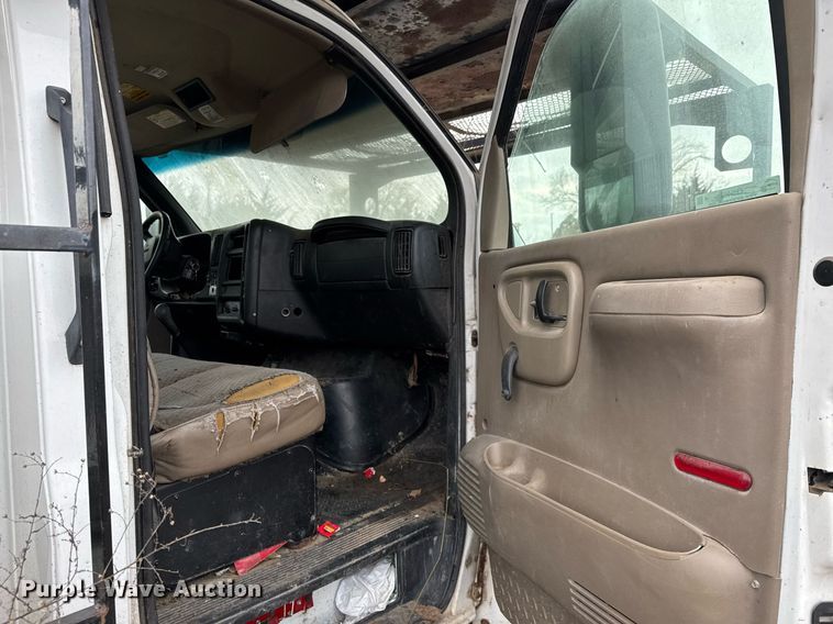 image for item LH9463 2005 GMC C7500 bucket truck