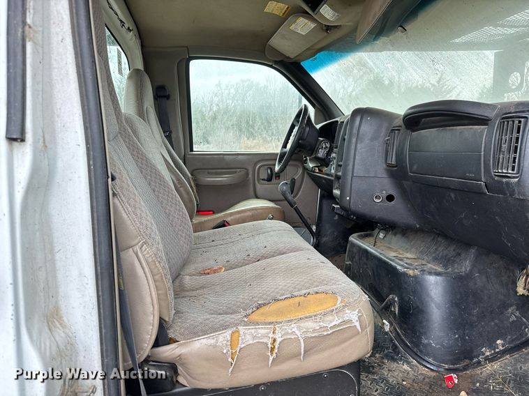 image for item LH9463 2005 GMC C7500 bucket truck