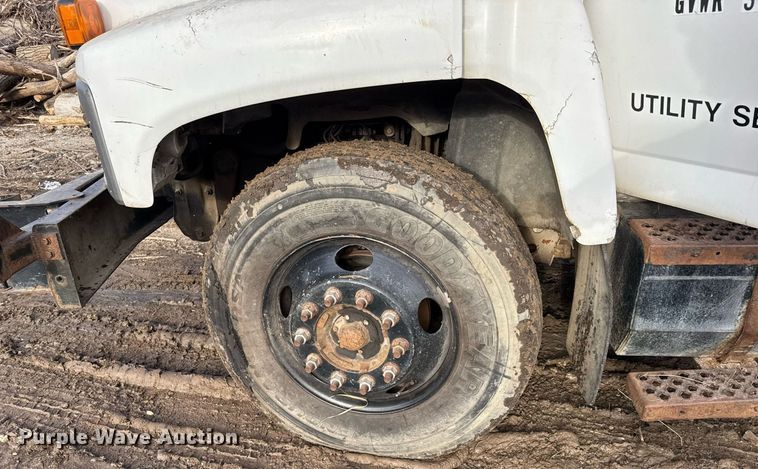 image for item LH9463 2005 GMC C7500 bucket truck
