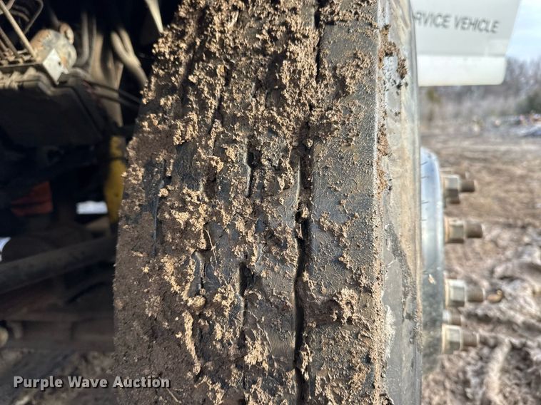 image for item LH9463 2005 GMC C7500 bucket truck