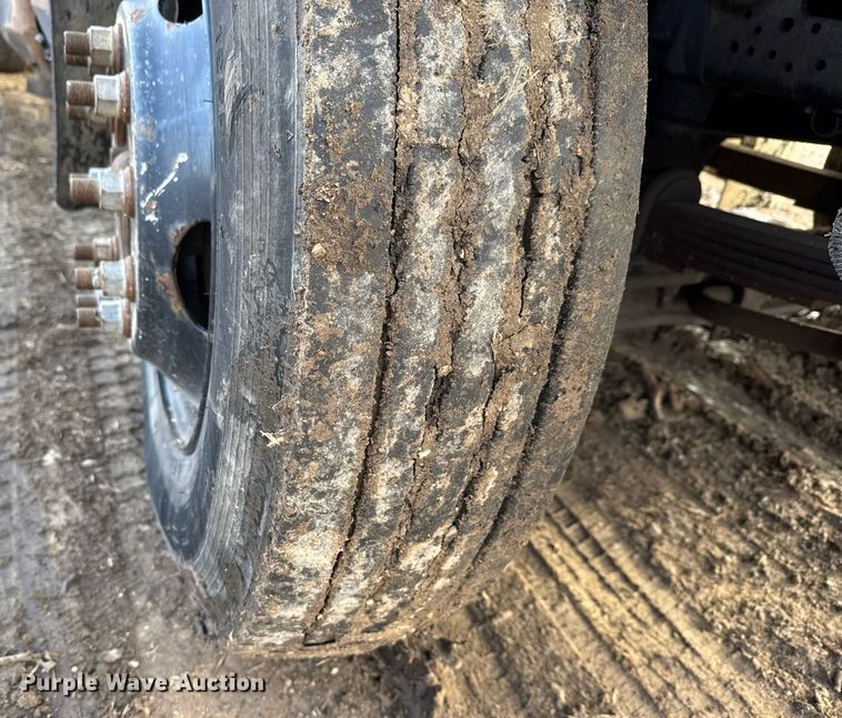 image for item LH9463 2005 GMC C7500 bucket truck