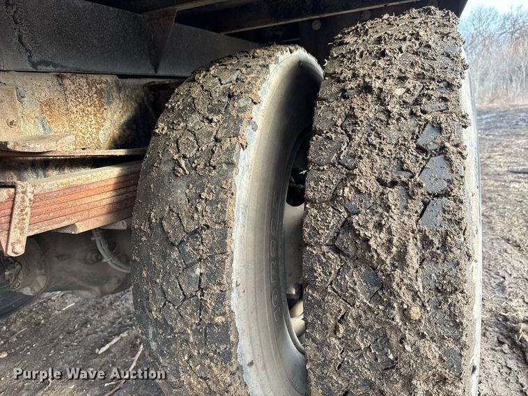 image for item LH9463 2005 GMC C7500 bucket truck