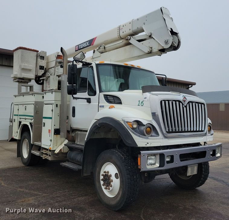 image for item NB9805 2012 International  7400 bucket truck