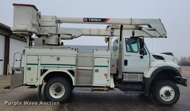 image for item NB9805 2012 International  7400 bucket truck