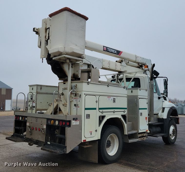 image for item NB9805 2012 International  7400 bucket truck